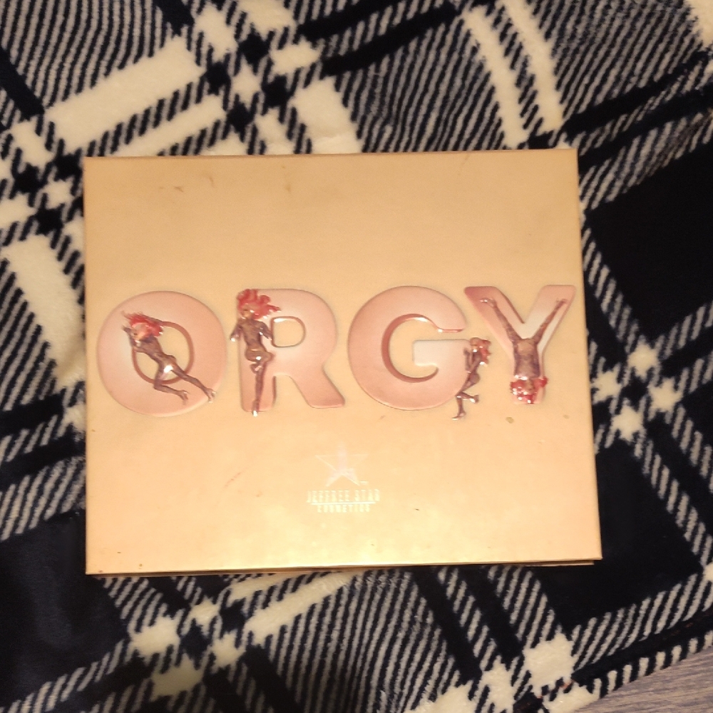 Jeffree Star Orgy Palette in Cream and Pink